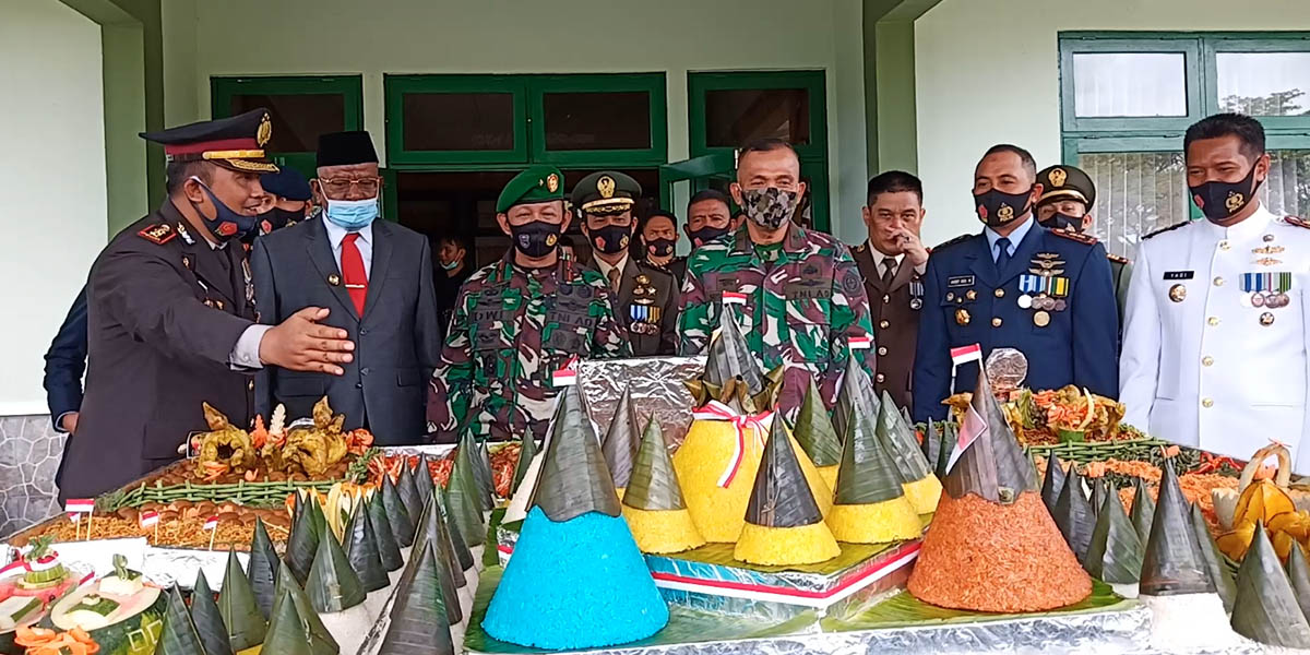 polres-mimika-hadiahkan-tumpeng-raksasa-hut-tni-ke-75